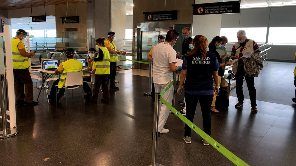 Passagier stehen vor der Einreisekontrolle am Flughafen von Teneriffa