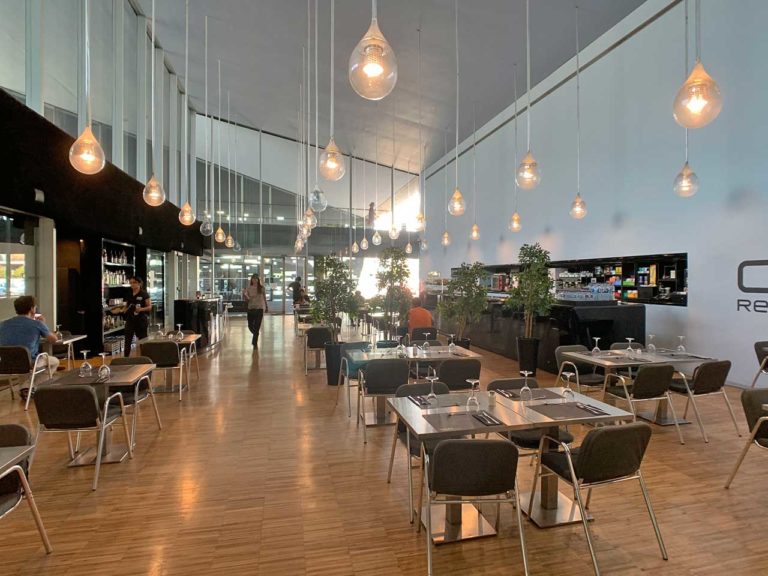 Blick in die 'Cafeteria des TEA hoher Raum mit hängenden Leichten und Parkettfußboden