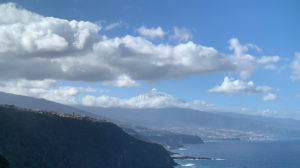 Fernsicht auf den Schneebedeckten Teide von wenigen Wolken umgeben