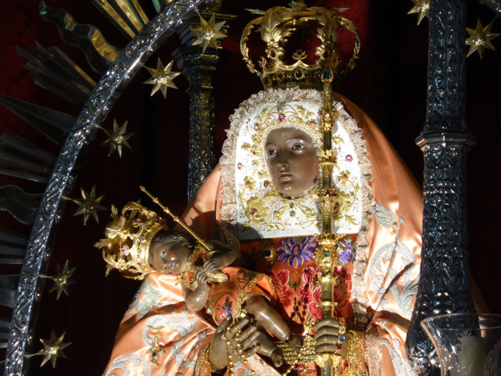 Bild der Marienstatue mit Jesus Kind im Arm. Statue befindet sich in der Basilika de Candelaria auf Teneriffa