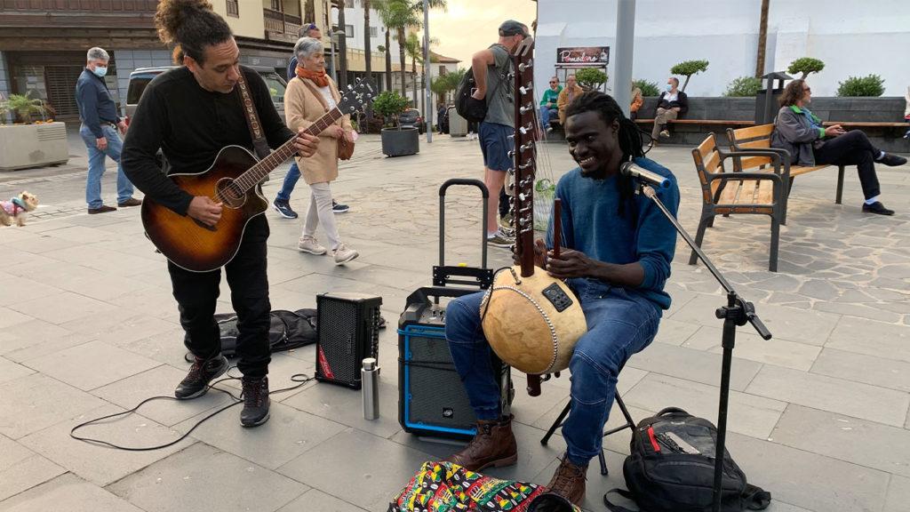 zwei Straßenmusiker spielen Gitarre und eine westafrikanische Kora in Puerto de la Cruz