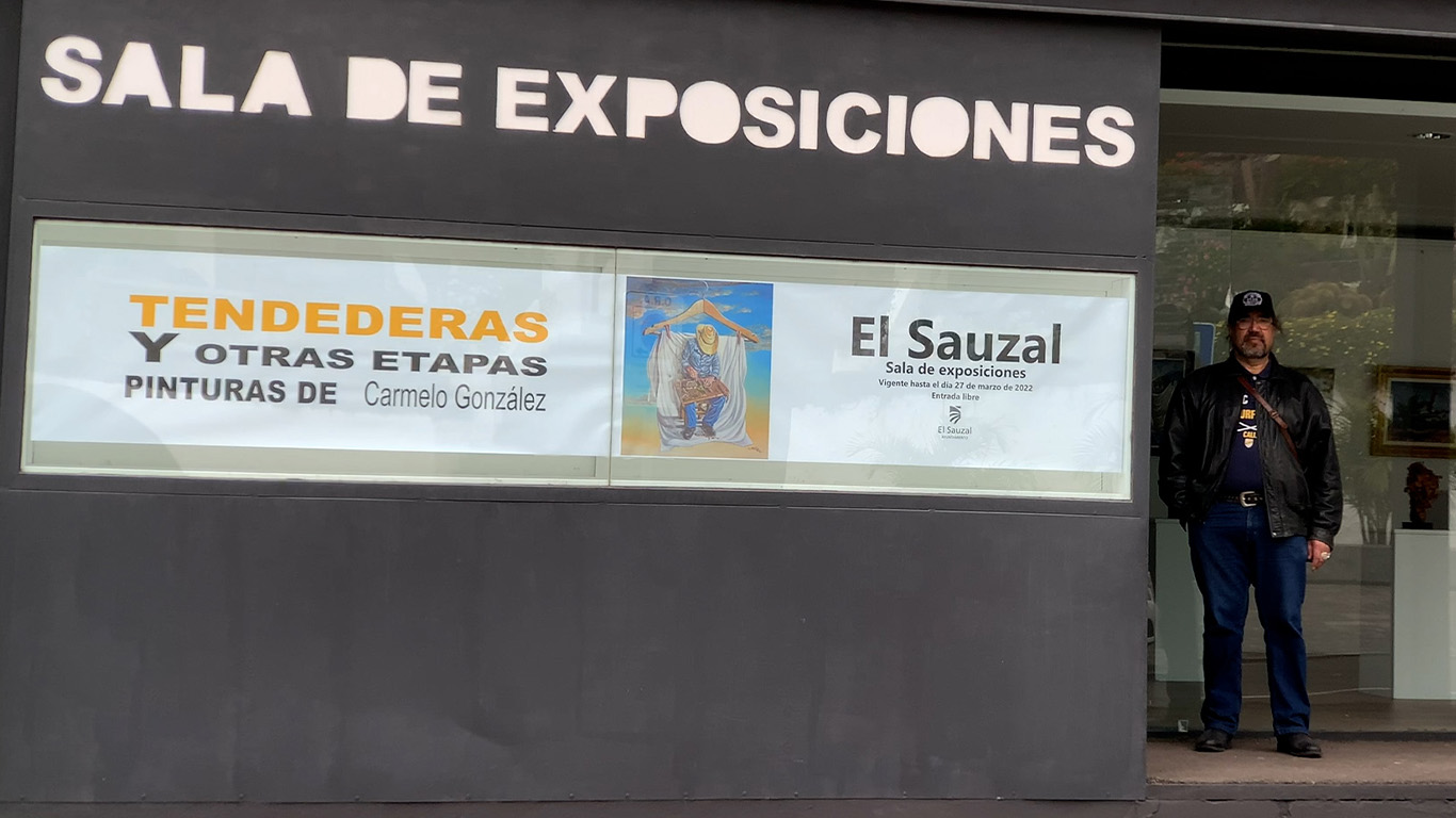 Der kubanische Maler Carmelo Gonzalez steht vor der Ausstellungshalle in El Sauzal