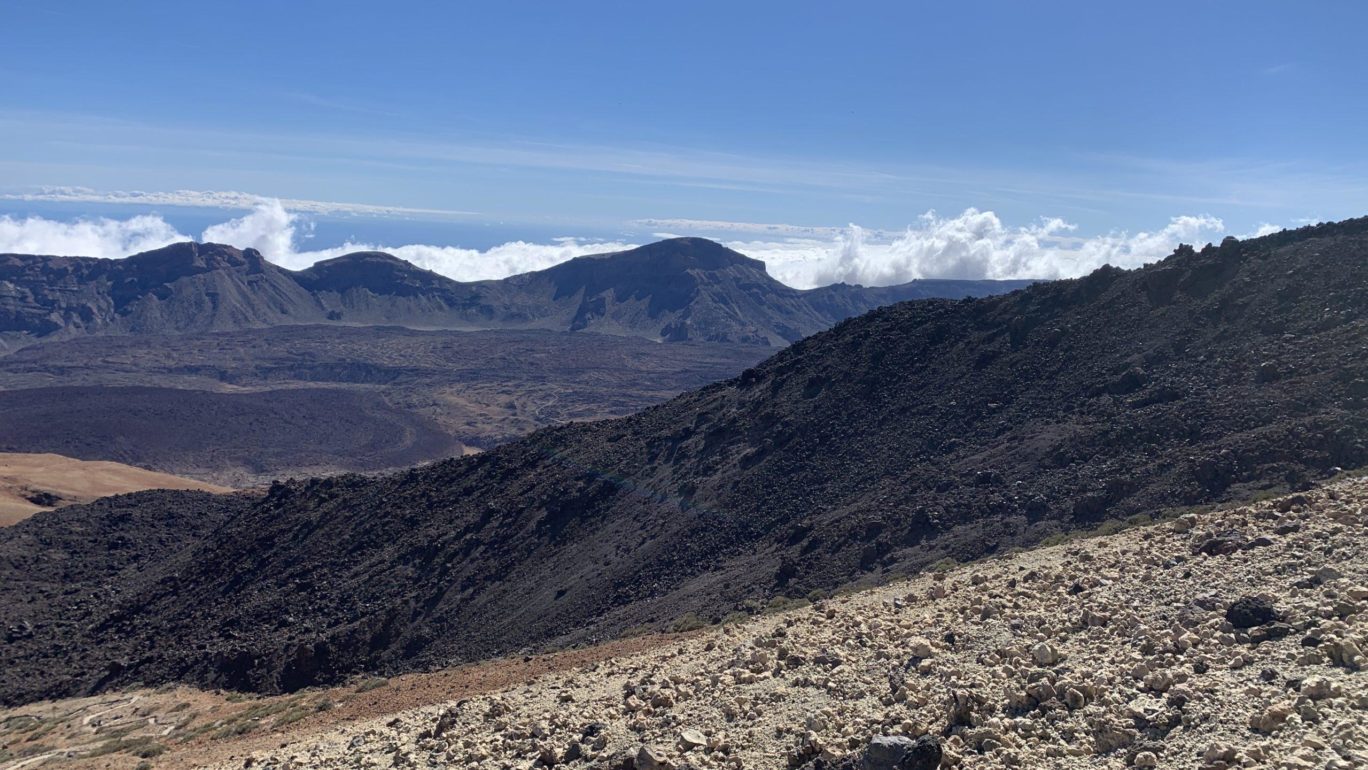 Blick in die Caldera des Pico del Teide mit schwarzen Basalt Lavafeld