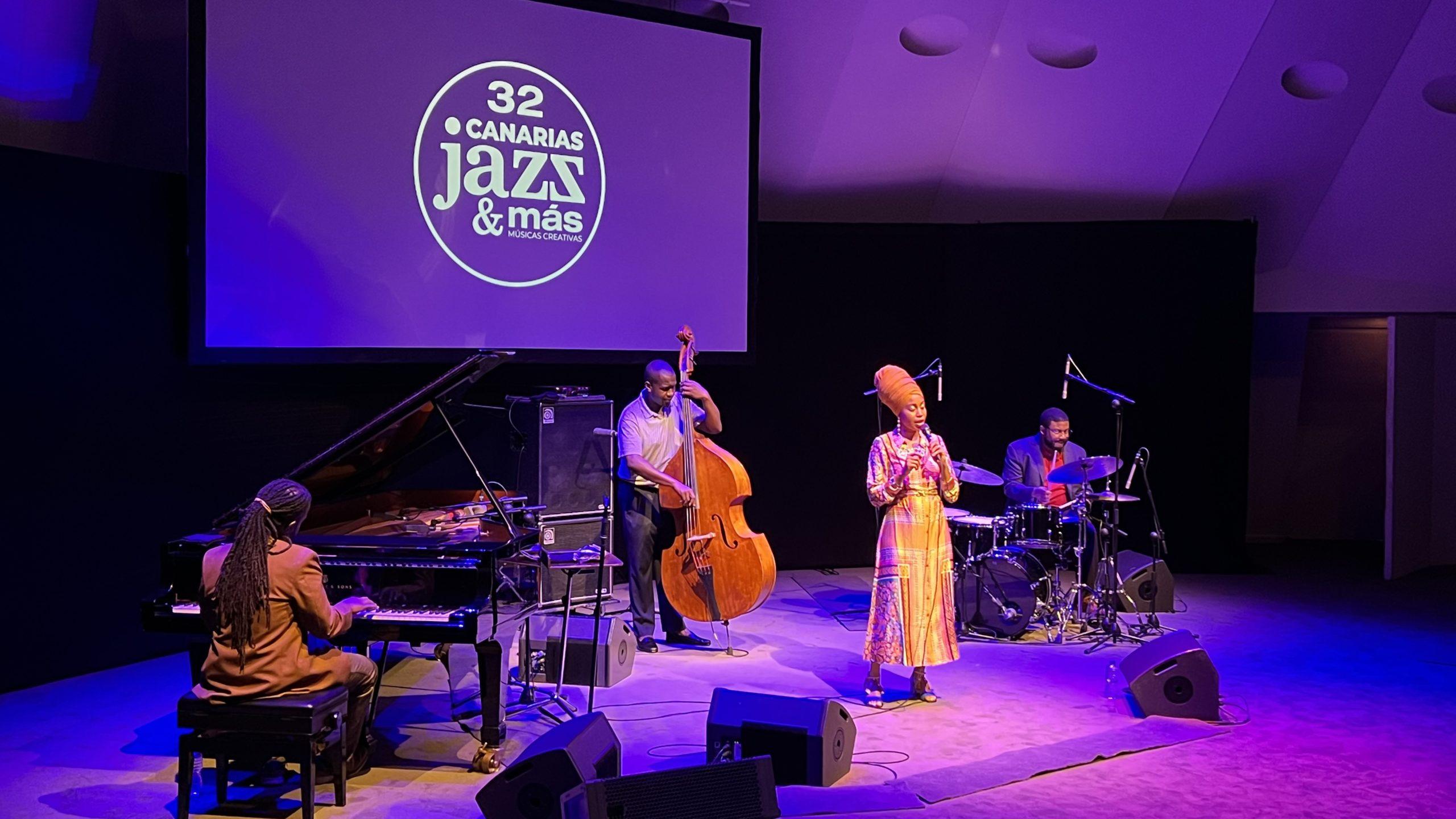 Jazzsängerin Jazzmeia Horn mit Band auf der Bühne im Auditorium de Tenerife